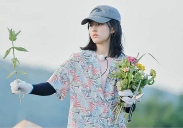 子枫妹妹|张子枫下田干活,当镜头特写时,有无作秀很明显