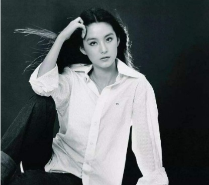 混血|林青霞继女罕见曝光,素颜出镜穿着朴素,一脸“混血风”!