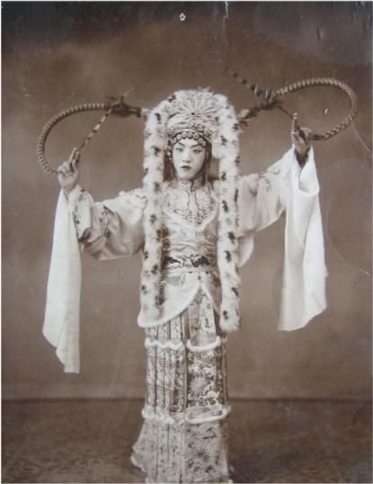 怀孕|袁世凯去世１３年，六姨太怀孕，孩子是袁家的，她却不敢生下