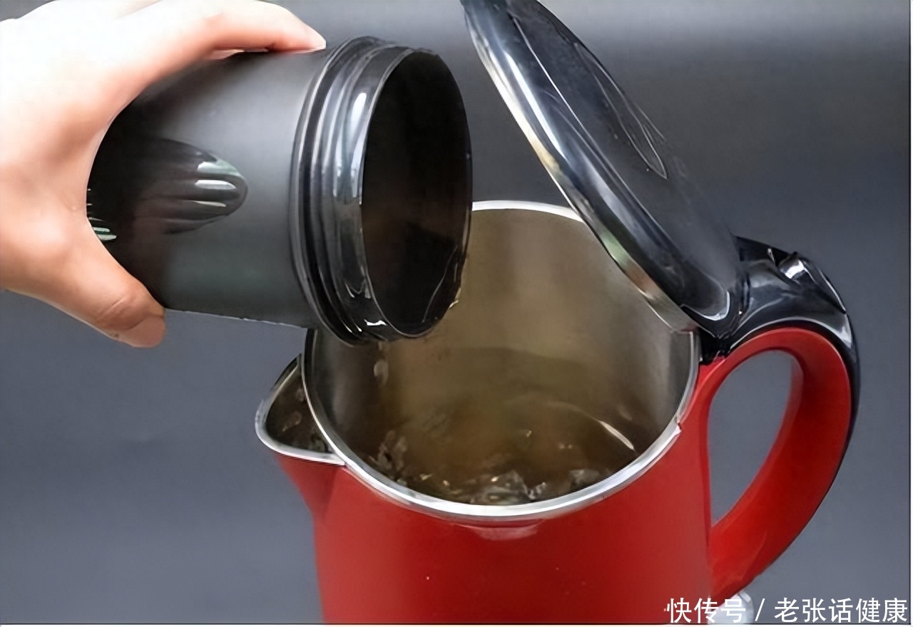天天喝电热水壶烧的水，对身体有害？提醒：为了健康，4种水少喝2023