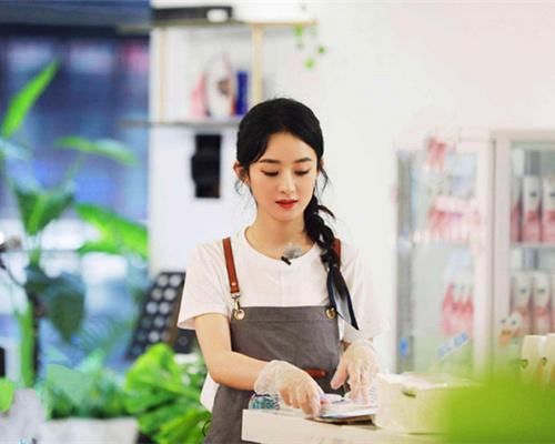  中餐厅|《中餐厅》通过赵丽颖看娱乐圈双标，baby产后4个月复出被群嘲