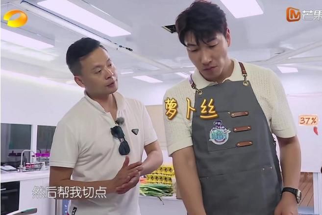  中餐厅|张亮《中餐厅》佩戴腕表，简约穿搭尽显模特独有气质