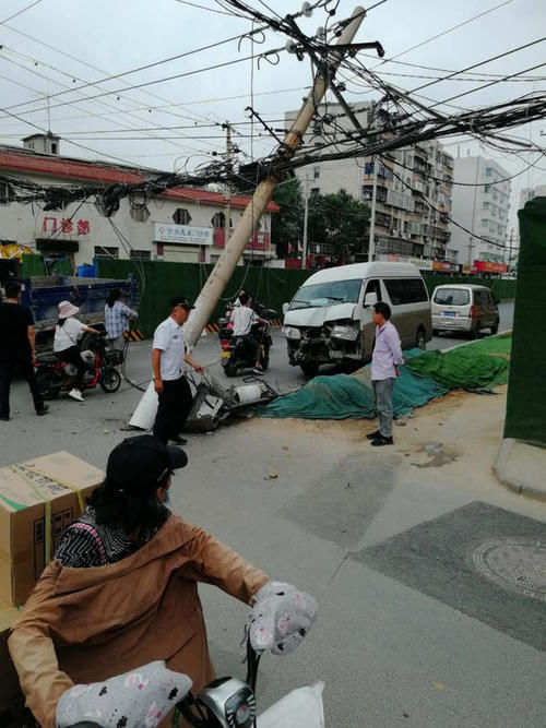  队员|面包车突然撞向路边水泥线杆，司机吓蒙了