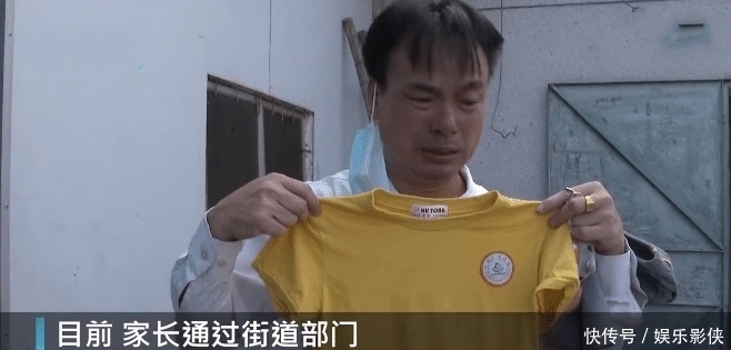  父亲|男童贪玩钻出阳台栏杆不慎坠楼身亡，父亲抱着孩子遗物崩溃痛哭