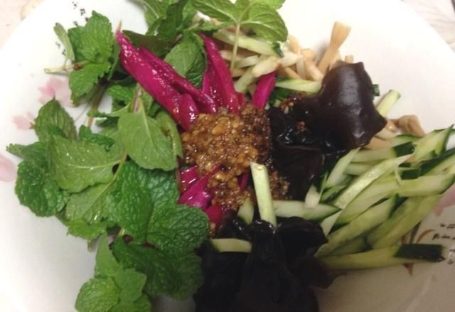 龙果皮|火龙果的皮还可以“入菜”,富含花青素,简单处理凉拌,一举三得