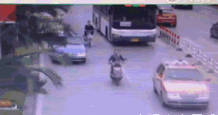  开门杀|惨！路边面包车突然开门，一名骑手被撞后遭大货车碾压身亡