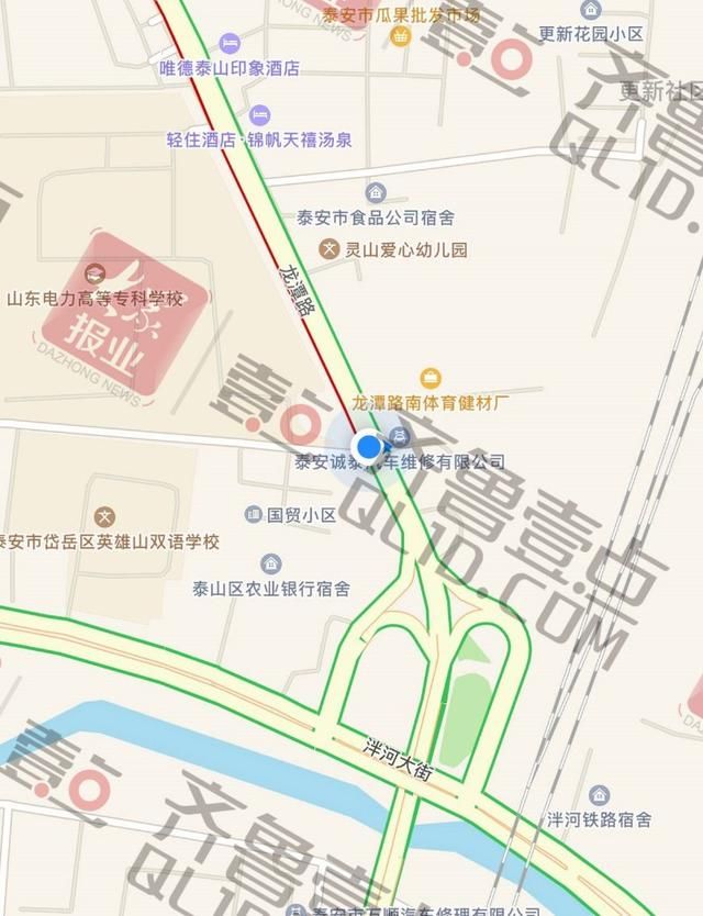  送医|突发！泰安龙潭路轿车与货车相撞，车身变形，伤者送医