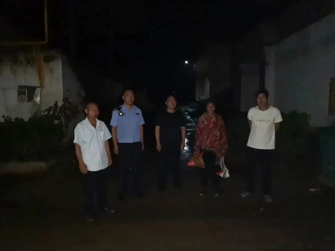 化身|女子深夜迷路,民警化身“夜行侠”将其送回家!