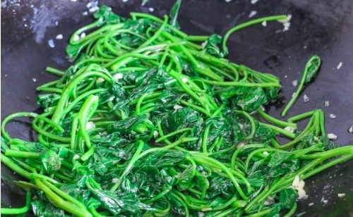青菜|不管炒啥青菜,牢记1个小妙招,青菜翠绿不发黑,也不出水