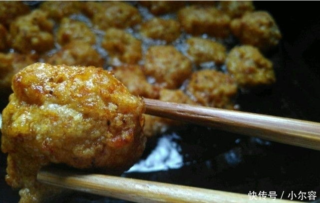 花椒水|过年炸肉丸有诀窍,除了面粉,此物也要放,不然丸子不酥脆不好吃