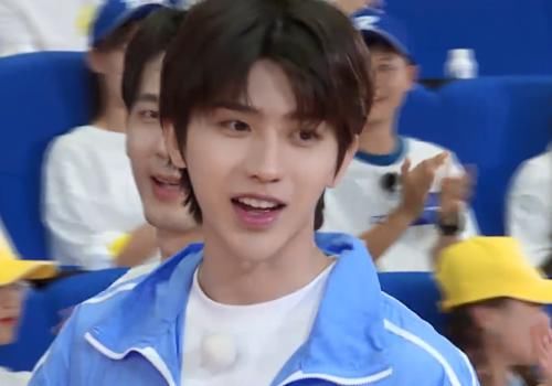  听到|跑男团在礼堂看到100位群众时，谁听到蔡徐坤说了啥？不要这样直白