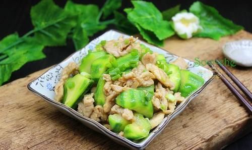  丝瓜炒肉|进入8月，夏天吃这瓜，加肉鲜香味美，营养全面
