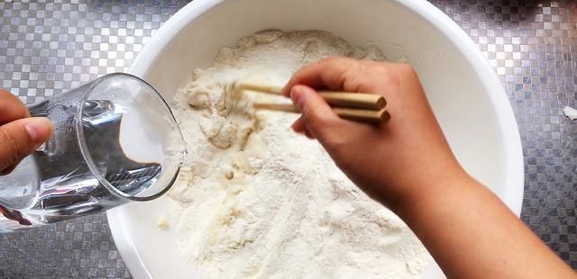  详细|家常烙大饼的方法松软筋道，凉了不硬千层大饼简单易学详细讲解