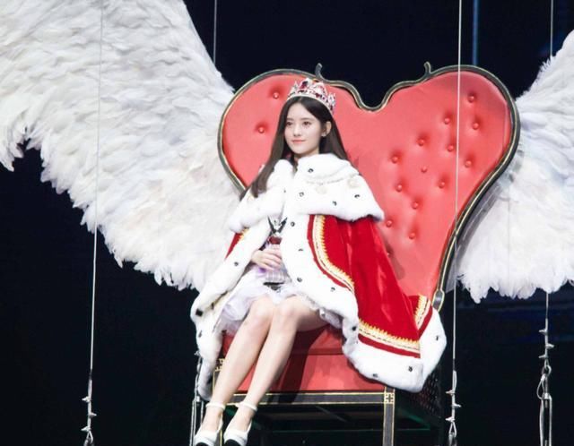 头戴|baby戴“水晶冠”亮相跑男,细看她的妆发造型,确定不是来选秀?