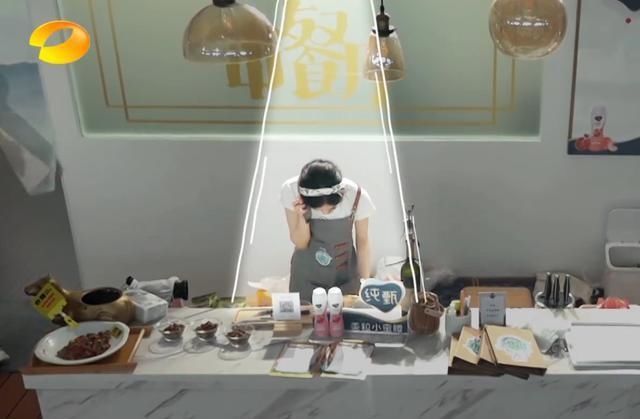  细节|中餐厅亏本，赵丽颖怒怼林大厨，一细节引热议，网友：当我们傻？