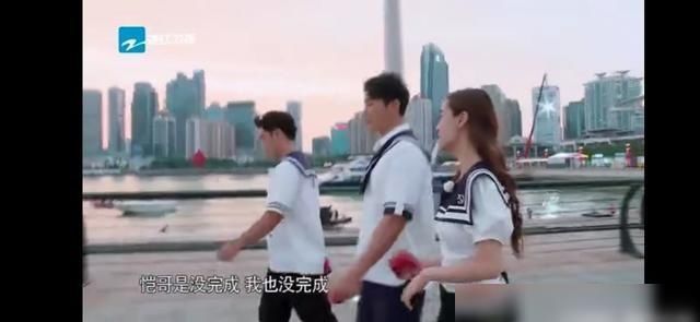  熊抱|跑男郑恺录跑男瘦了10斤，蔡徐坤熊抱郑恺，郑恺带了一朵什么花