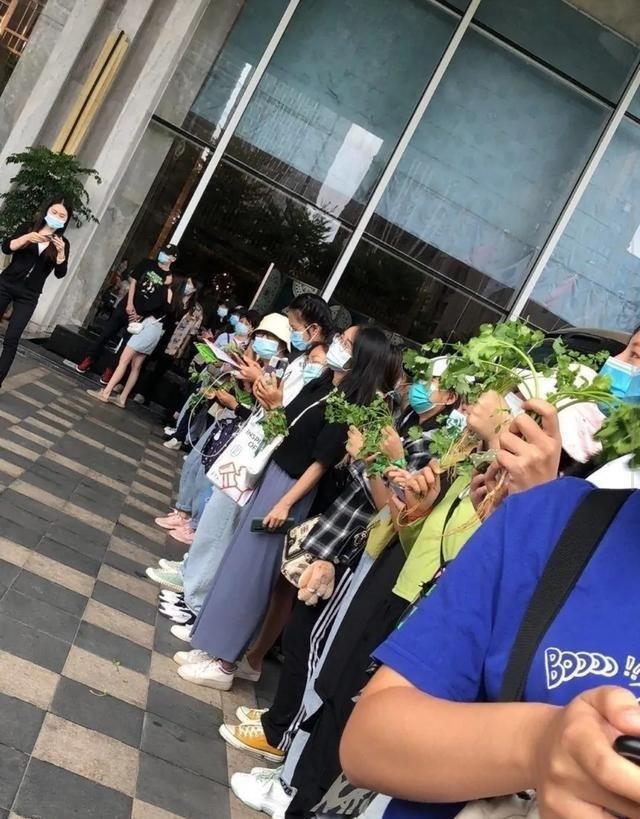 回答|王一博见面会直播,粉丝现场问了6个问题,最后一个回答出乎意料