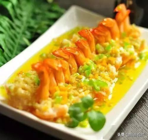  豆苗|美食精选：蒜蓉开背虾，豆苗蘑菇汤，红烧萝卜，凉拌鸡蛋的做法