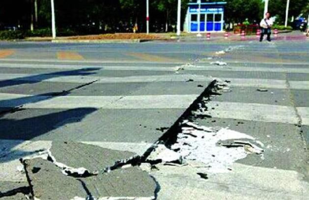 地面|地面一瞬间爆裂开,下一秒能跑多远跑多远,镜头拍下全过程!