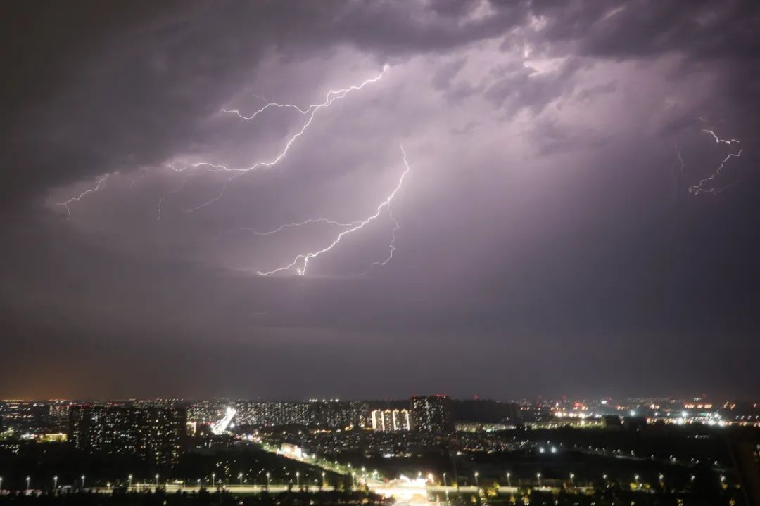 京城|多图！闪电划过京城夜空；城区北部和副中心将有强降雨