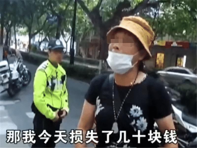  小伙|大妈骑车逆行撞倒小伙，被索赔时大喊：都怪他往我自行车上撞！