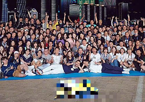  宋雨琦|《奔跑吧》杀青，baby等晒合照，谁注意黄旭熙和宋雨琦？意料之外