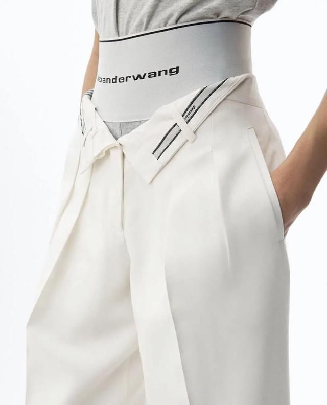 换装|唱出换装神曲《Maria》的华莎，穿衣到底有多百变？