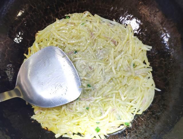 好吃|今天吃什么?土豆丝煎饼,酥脆爽口好吃又健康,家里的小朋友最爱