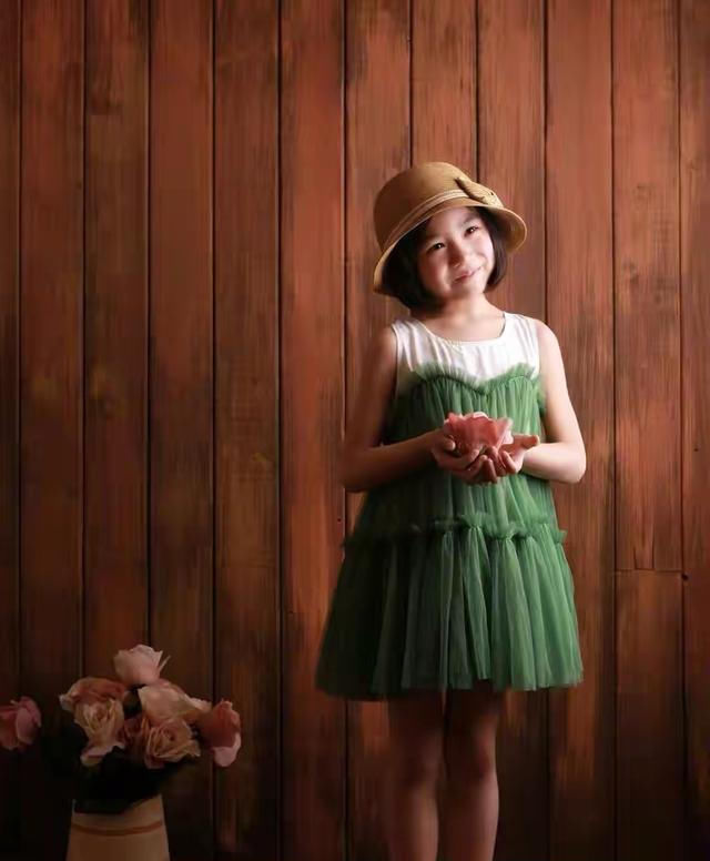 夜光|汪峰大女儿深夜坐屋顶,穿夜光裤像围了一排灯,表情凝重似有心事