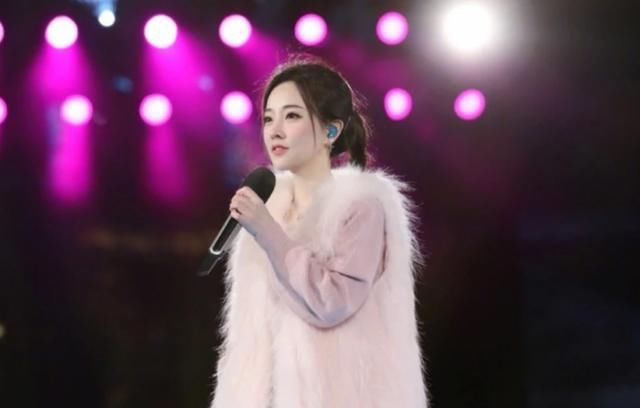  合作|冯提莫与钟镇涛合作，容祖儿称赞其很会唱，她的魅力到底在哪？