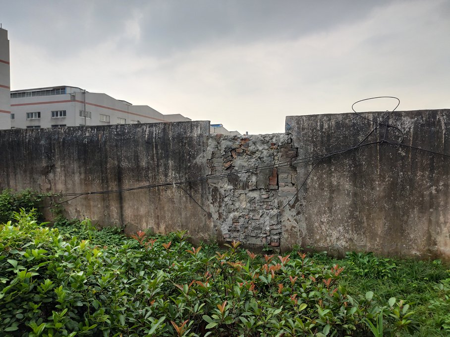 小伙|这是什么操作?杭州4个小伙偷了10多万的摩托车,还连夜把破损的墙砌好