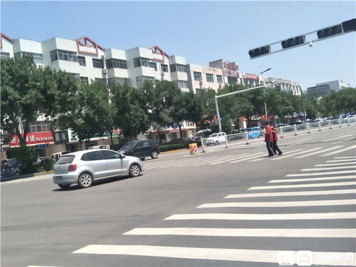  车辆|垦利信誉楼商厦南十字路口红绿灯不亮　行人车辆混行
