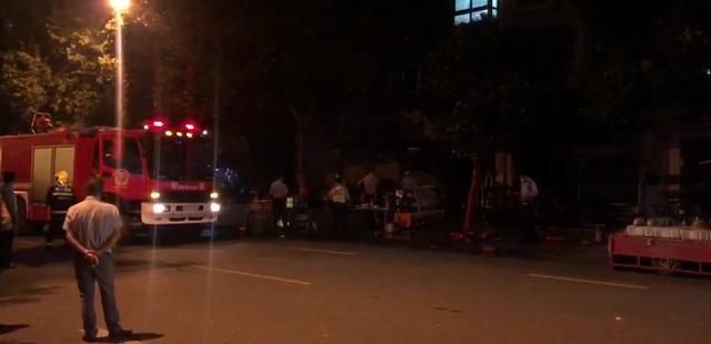  大火|成都一中餐馆突发大火，消防及时扑救