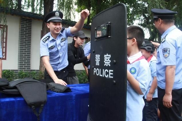 浣花小学|开学第一天 反恐防暴演练走进小学校园