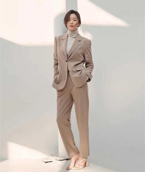  全智贤|“野蛮女友”全智贤强势出场 小格子西装搭配出大风范 太“帅”了