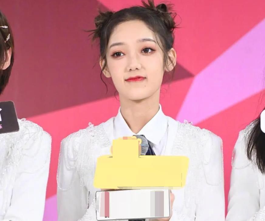  之争|硬糖少女首次受访：王艺瑾评价队友接连喊“外号”，队长之争很明显