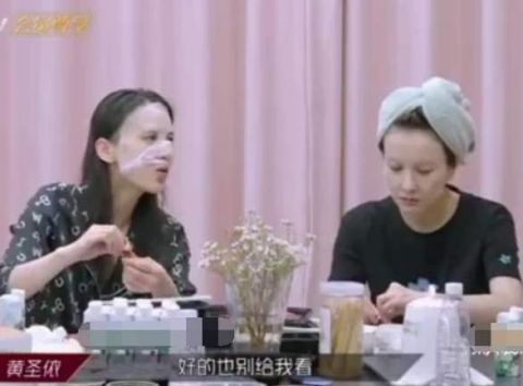  姐姐|黄圣依请吴昕吃小龙虾，谁注意她把虾壳扔哪了？暴露素质