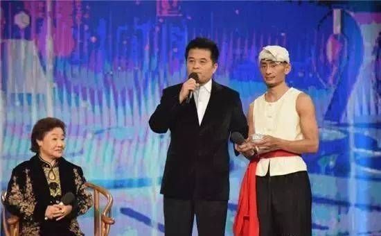  慢慢地|靠着《星光大道》一炮而红，娶了超女，现在却过得十分落魄