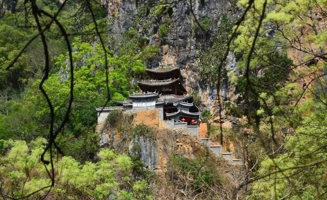 居住|云南深山有座寺庙,建在悬崖上距今千年,独自居住着一位中年男子