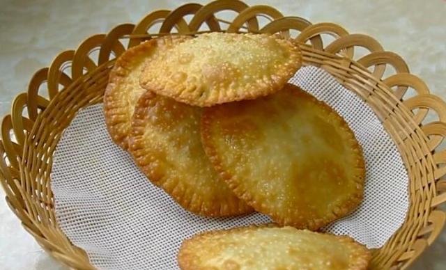  倒入|我家隔三差五吃的一道面食，酥脆鲜嫩又顶饱，出锅后我一顿吃4个