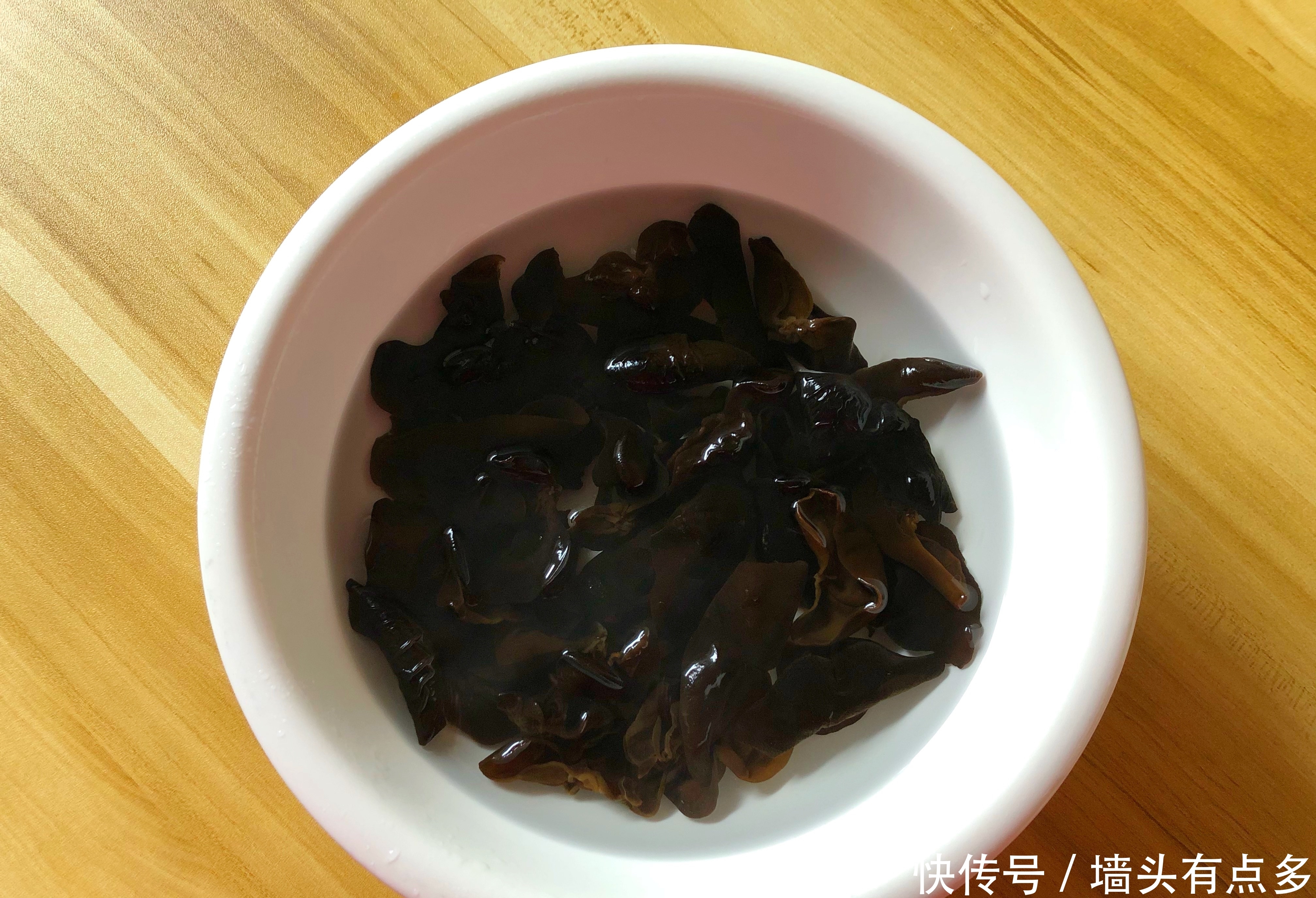 别错过|它和黑木耳天生是一对,简单炒一炒,清肠去脂又美味,别错过