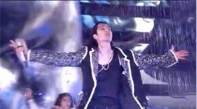  操作|《街舞》王一博再现水舞台！新造型隐约透肉，直男操作震懵大婷