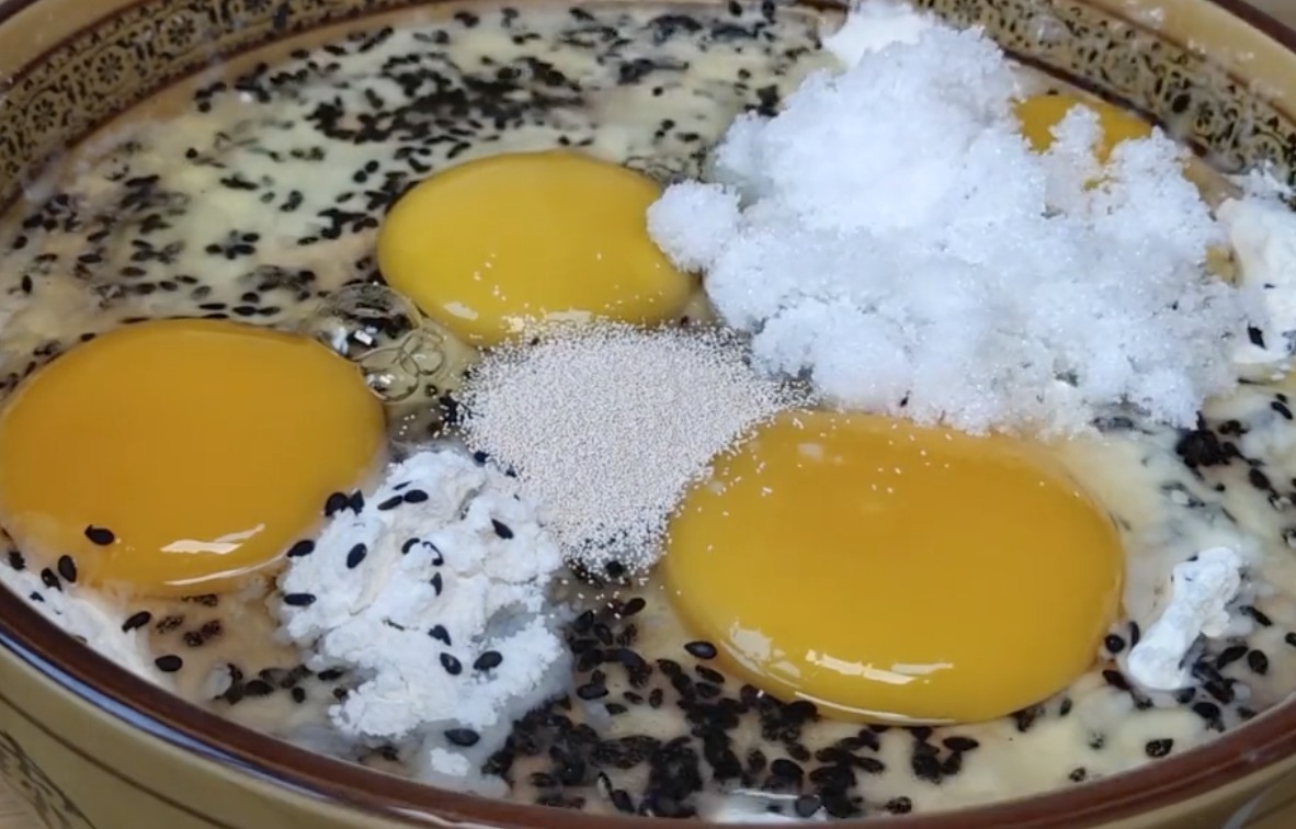  香甜|1分钟学会用面粉做道“鸡蛋空心饼”，香甜美味，蓬松暄软