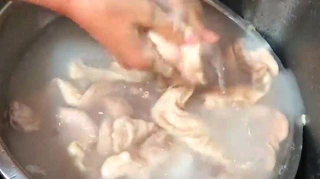  猪大肠|清洗猪大肠，不能加盐，用它来洗更干净，做出来也更美味！