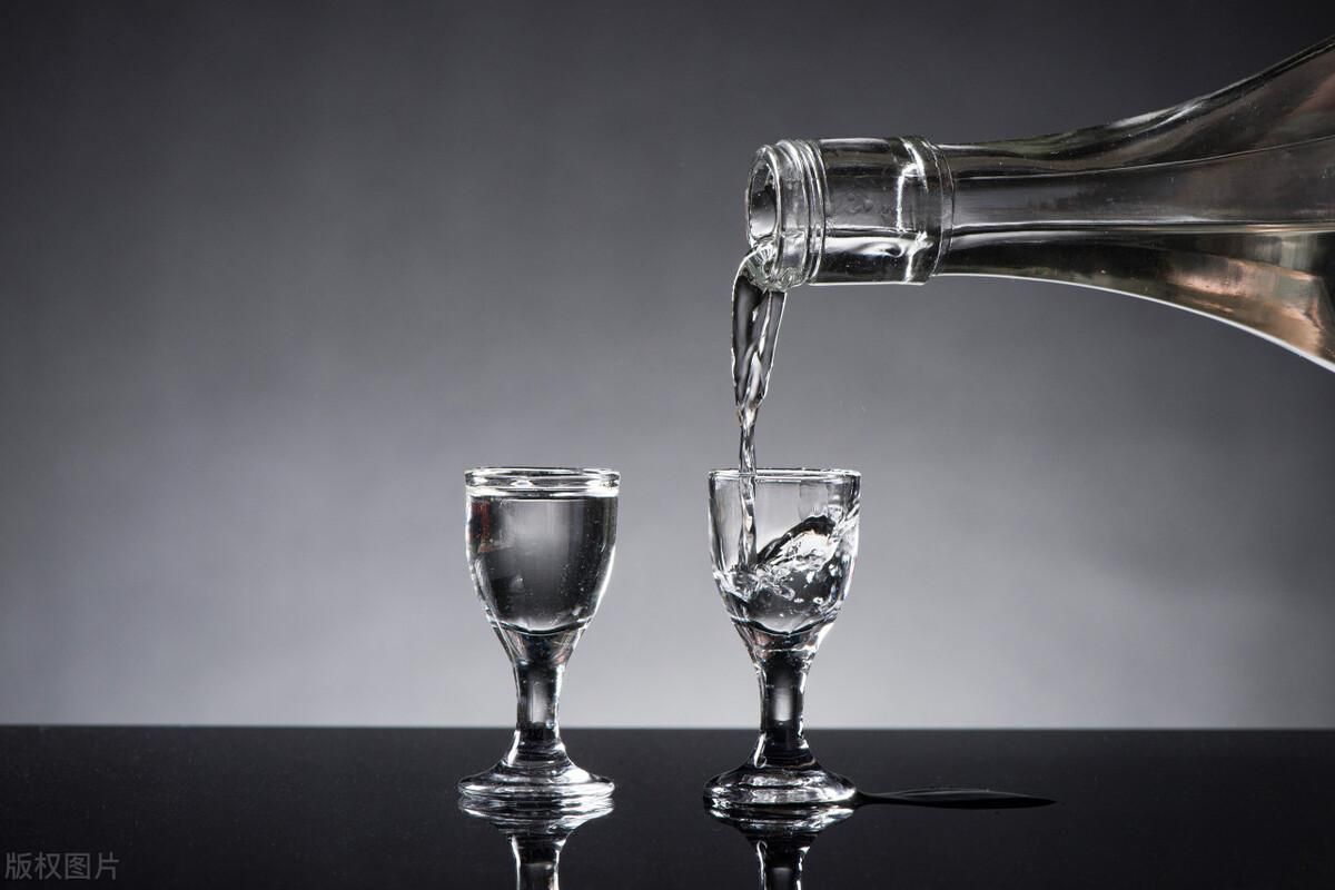 喝酒喝到什么程度才算酗酒(酒瘾自测：喝酒有这3种情况，别着急否认，你已是“酗酒者”)