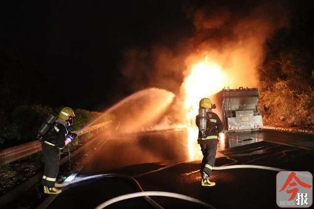  车上|北环高速上特种作业车突起大火，车上沥青也烧起来了