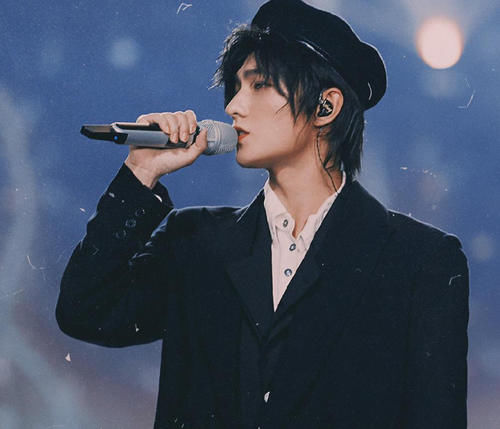  节目中|杨洋寸头亮相综艺，脱妆后却意外展露真实颜值，脸上的瑕疵却是敬业的标志！