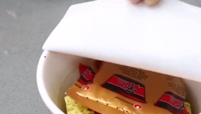 大小|外国的“迷你”的泡面,只有指甲盖大小,吃两百包未必能饱