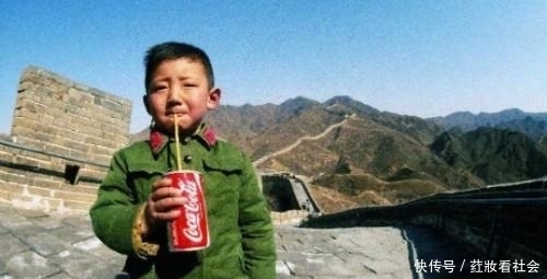 如今|中国第一个喝可乐的人,1979年在长城拍下照片,如今过得怎么样?