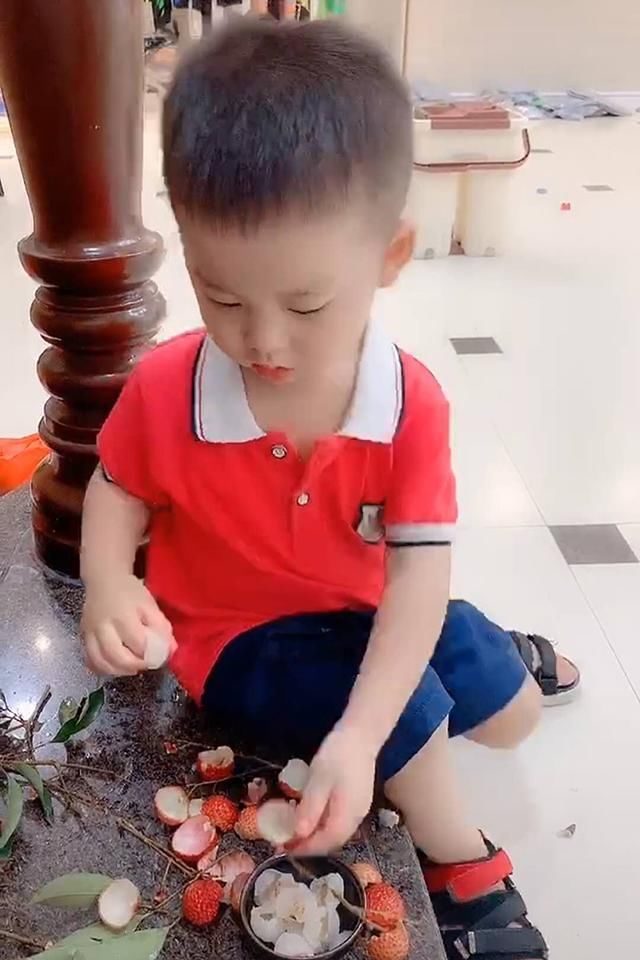  操作|萌娃剥一碗荔枝，宝妈以为给自己的，没想到儿子的操作让宝妈扎心
